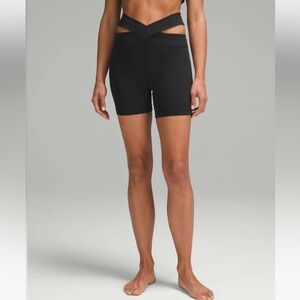 NWT! 🍋🍋Lululemon Align Cut-Out High Rise Short 6”🍋🍋. Size 6. Color Black.